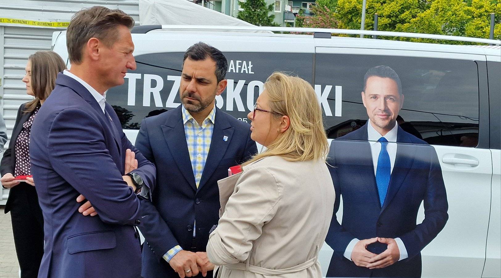 Trzaskobus w Przecławiu. Politycy i samorządowcy zachęcają do głosowania na Rafała Trzaskowskiego