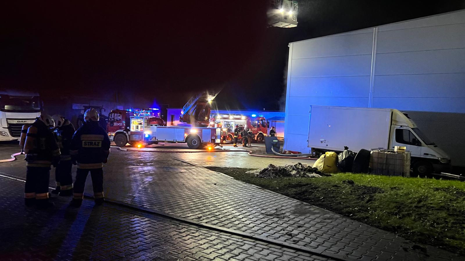 Pożar w Barnisławiu. Ogień pojawił się w hali firmy Madar