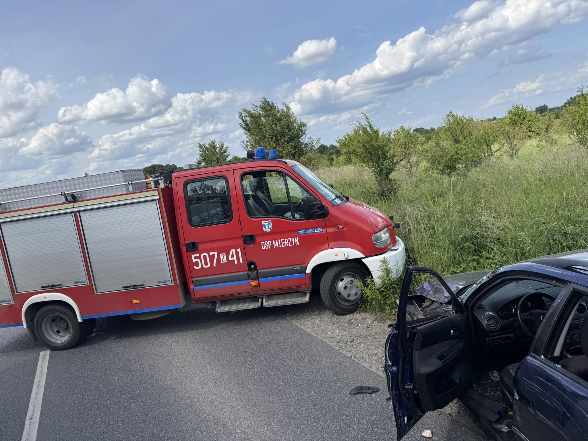 Czołowe zderzenie w Stobnie. Do szpitala trafiły dzieci