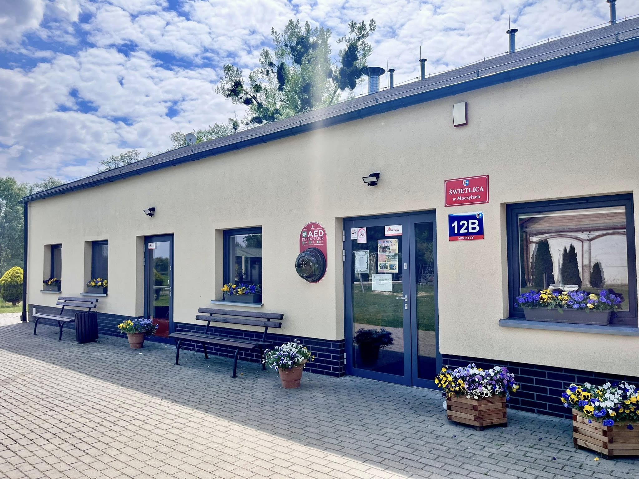 W Moczyłach stanął 9. defibrylator AED. Gmina Kołbaskowo rozwija system ratowania życia