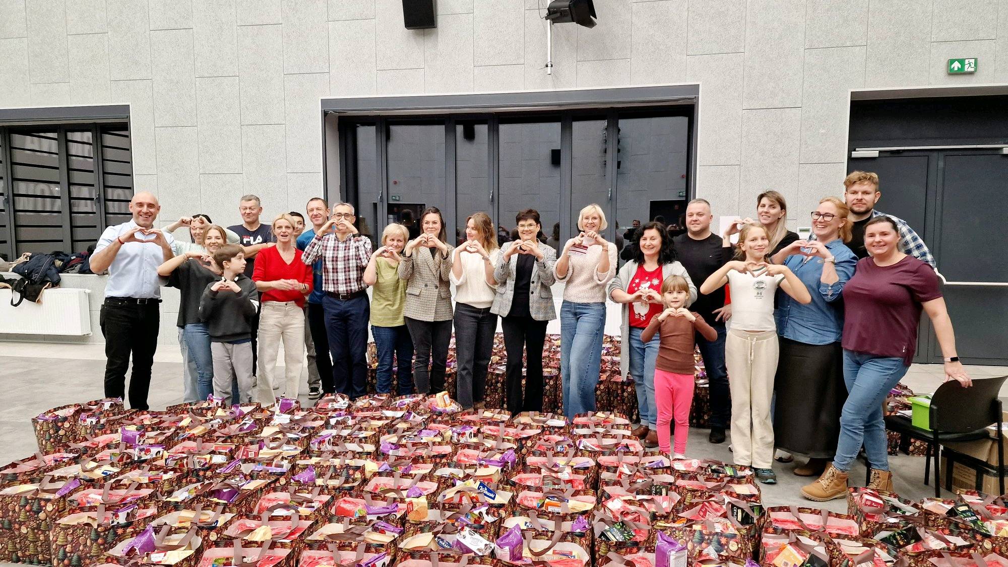 Wielkie pakowanie!  200 paczek już wkrótce trafi do Seniorów.