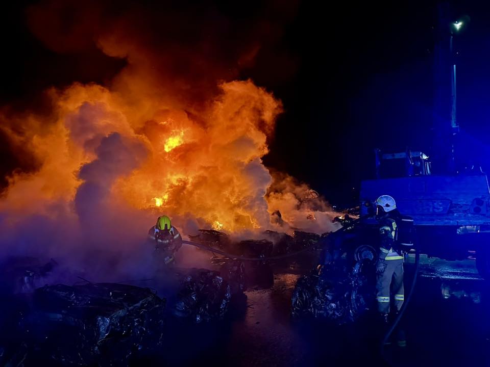 Pożar składowiska sprasowanych samochodów w Stobnie. W akcji 17 zastępów straży pożarnej