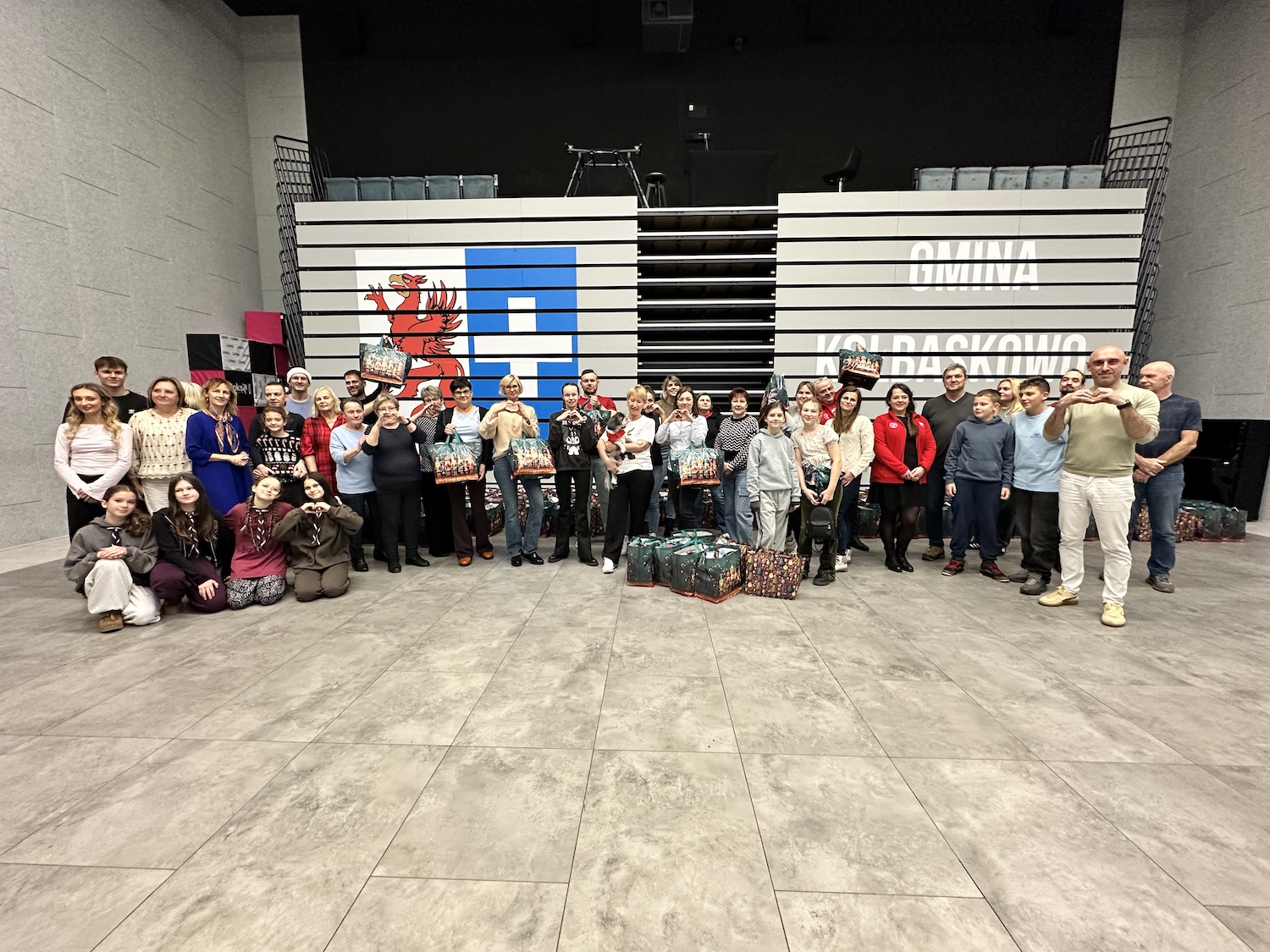 Ponad 220 paczek świątecznych dla seniorów z gminy Kołbaskowo – wolontariusze kolejny raz połączyli siły