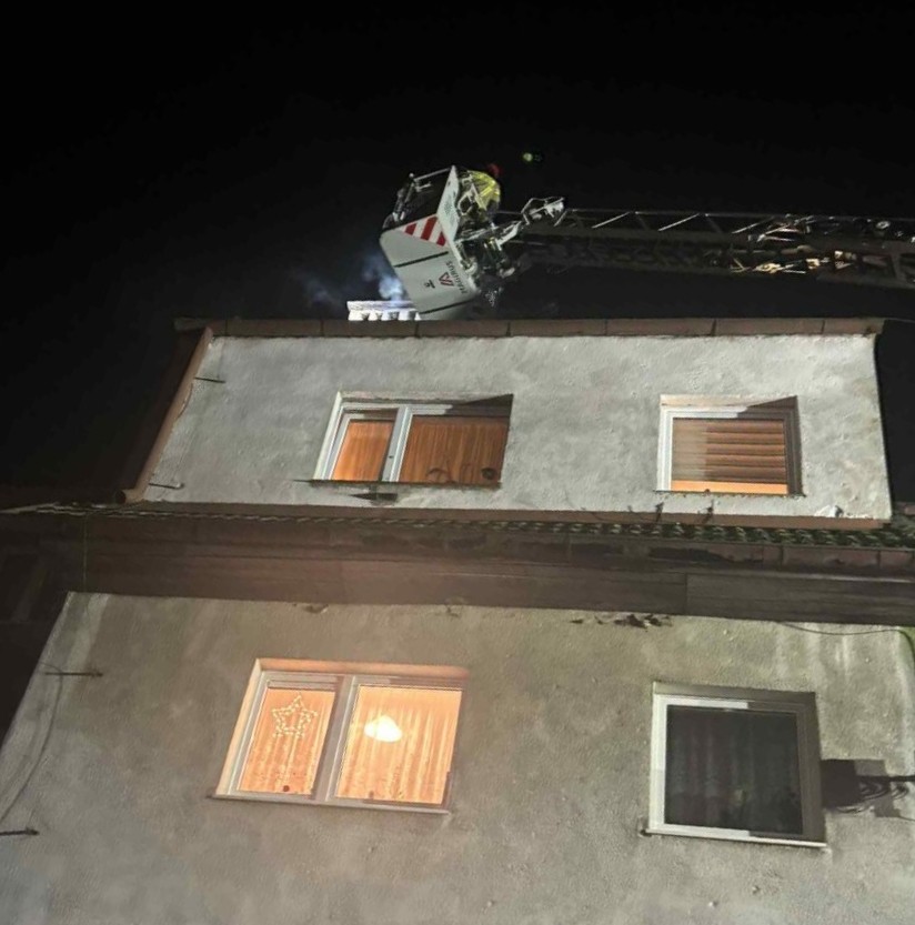 Warnik. Pożar sadzy w kominie