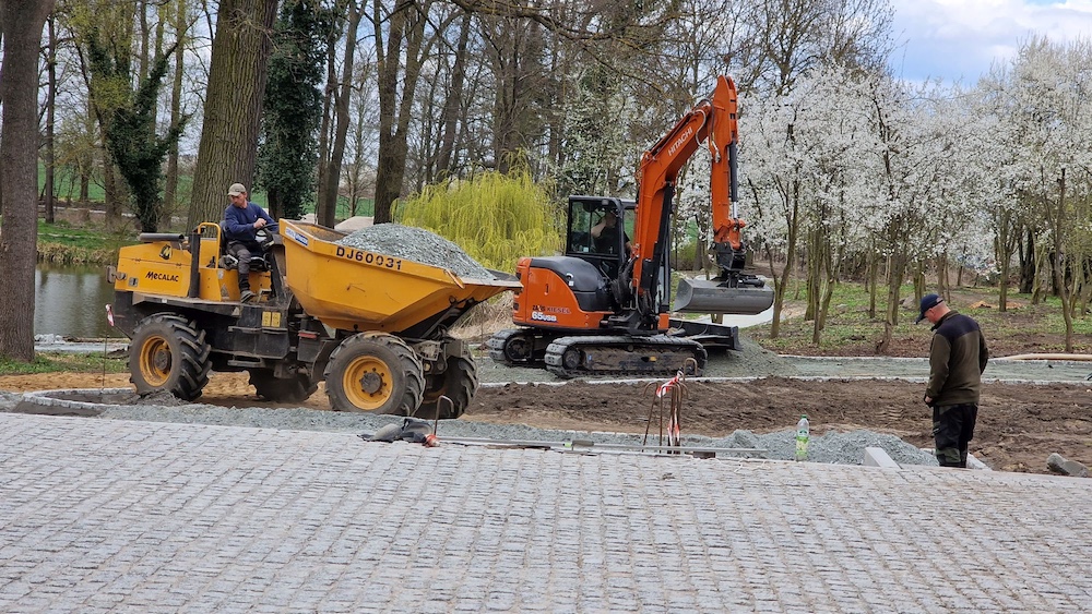 Ostoja pięknieje. Jest szansa, że przebudowa zakończy się przed czasem (ZDJĘCIA)