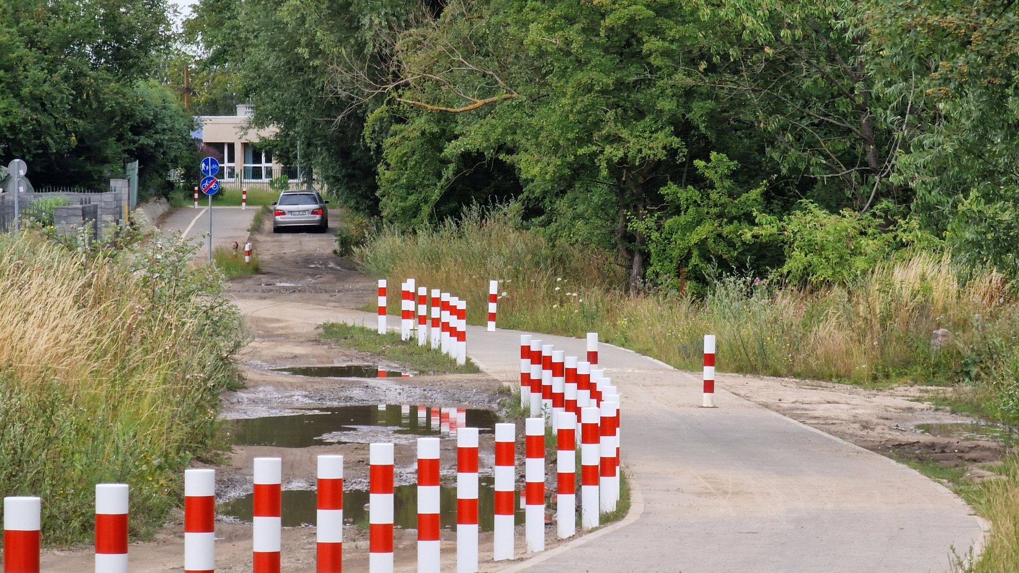 Koniec z wjazdem aut na ścieżkę rowerową CPO. Gmina ustawiła słupki (VIDEO)