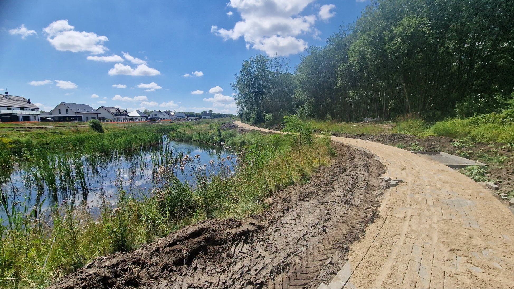 Budowa parku w Warzymicach nabiera tempa. Wokół akwenu powstaje spacerowa pętla