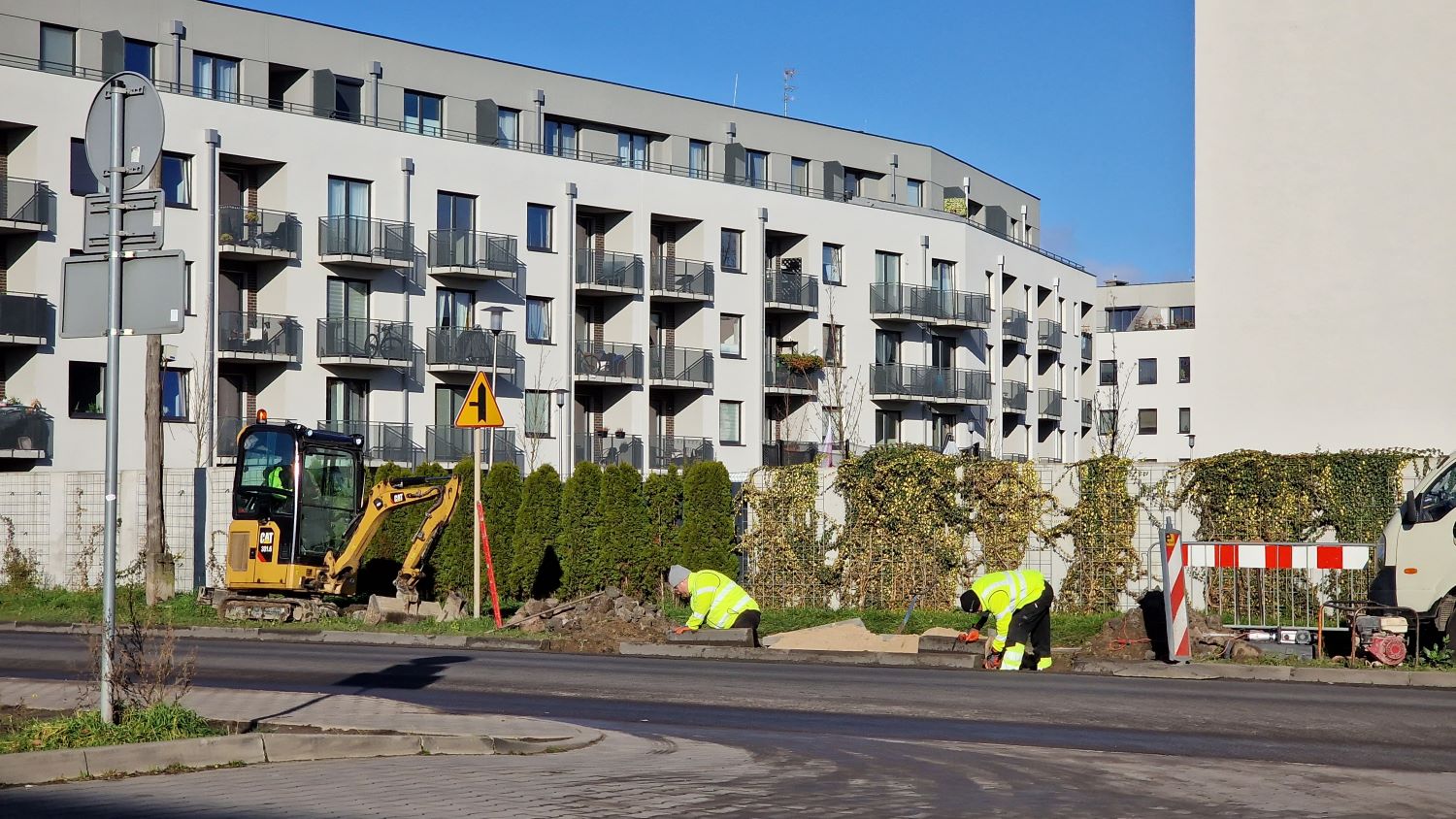 Ulica Do Rajkowa. Ruszyły prace przy przenoszeniu przejścia dla pieszych