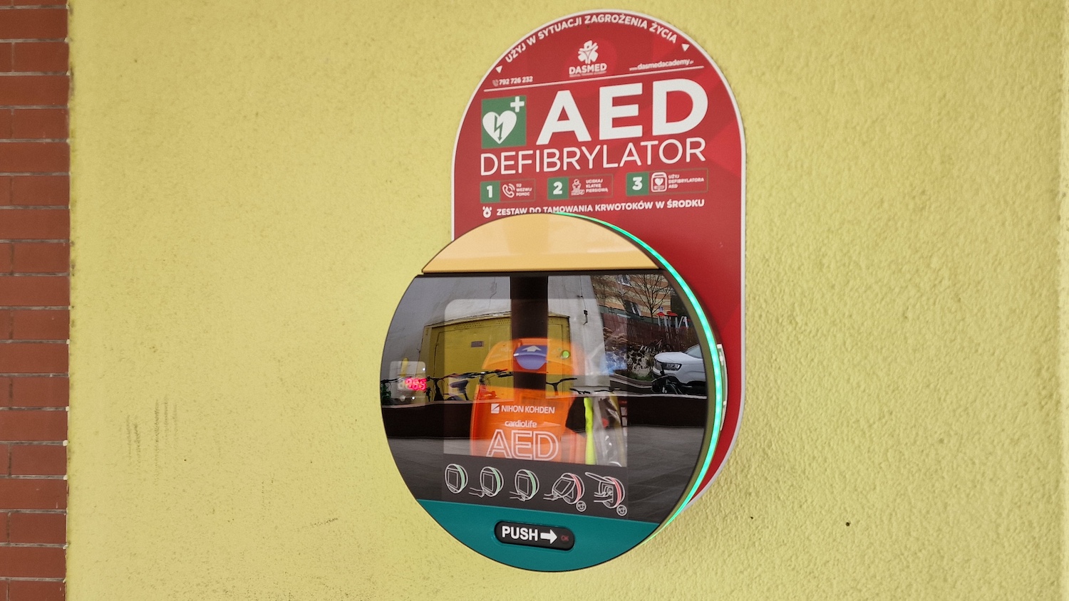 Osiem AED w gminie Kołbaskowo. Kolejne urządzenia zamontowane w Przecławiu