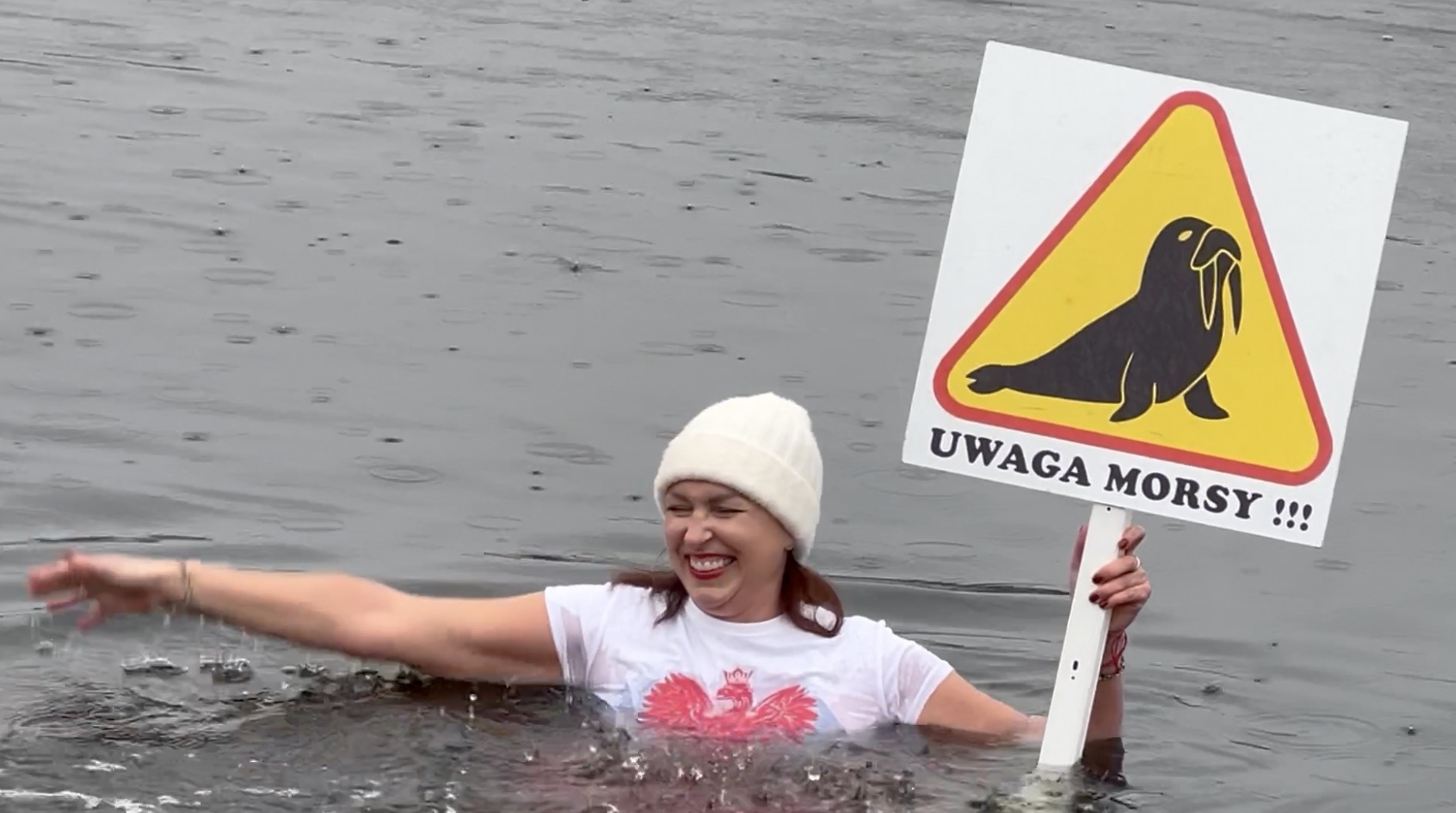 Świętowanie w lodowatej wodzie. Patriotycznie na Dziewokliczu