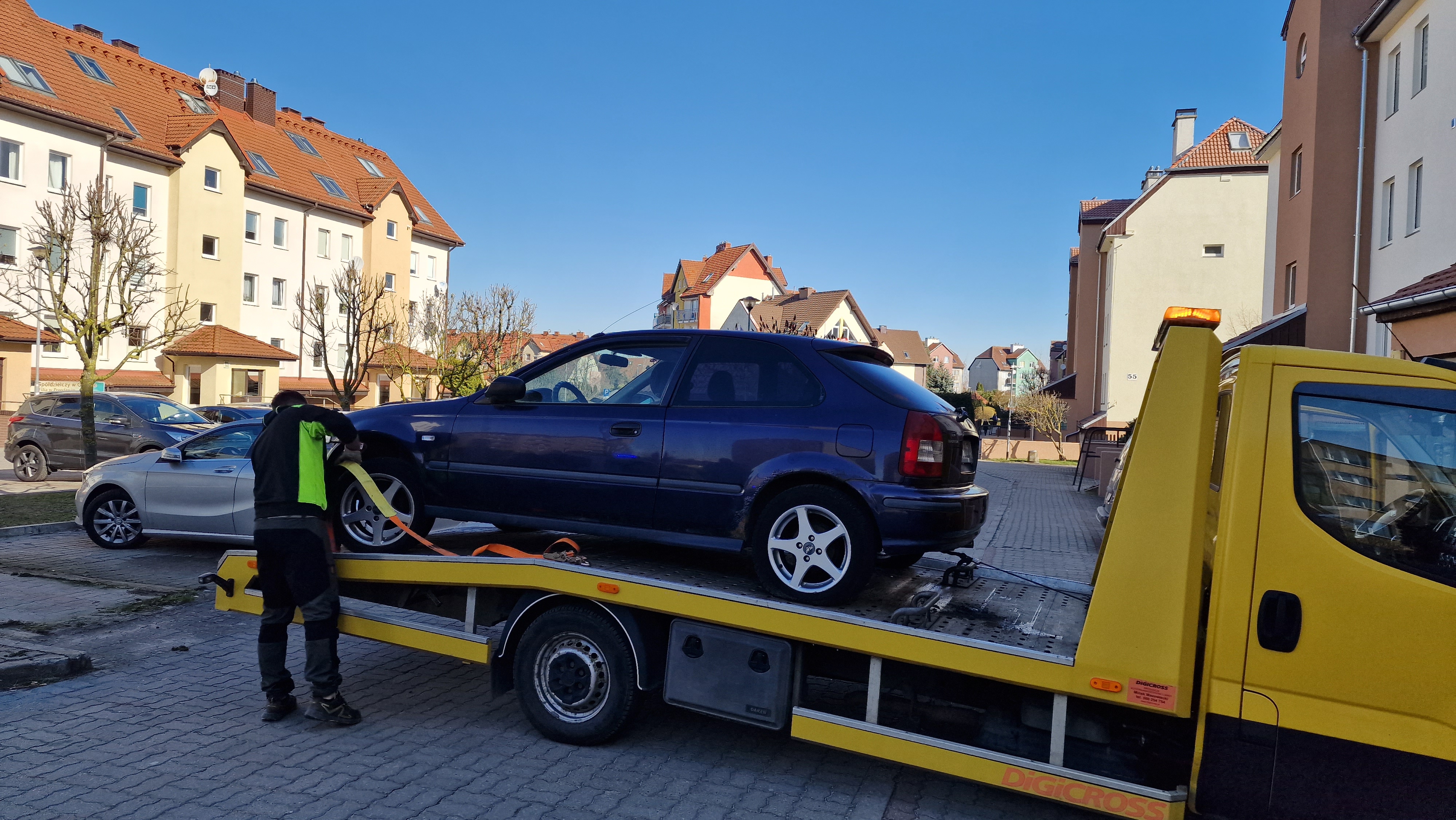 Przecław. Strażnicy gminni w akcji, honda odholowana