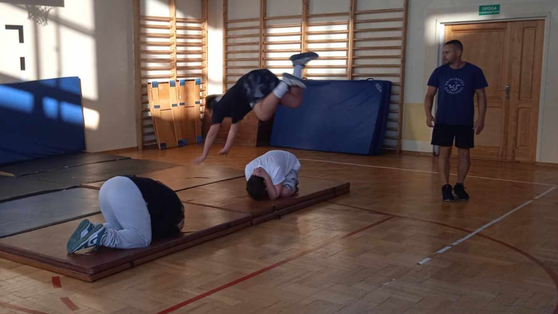 Bezpieczne upadanie – lekcja, która może uratować życie