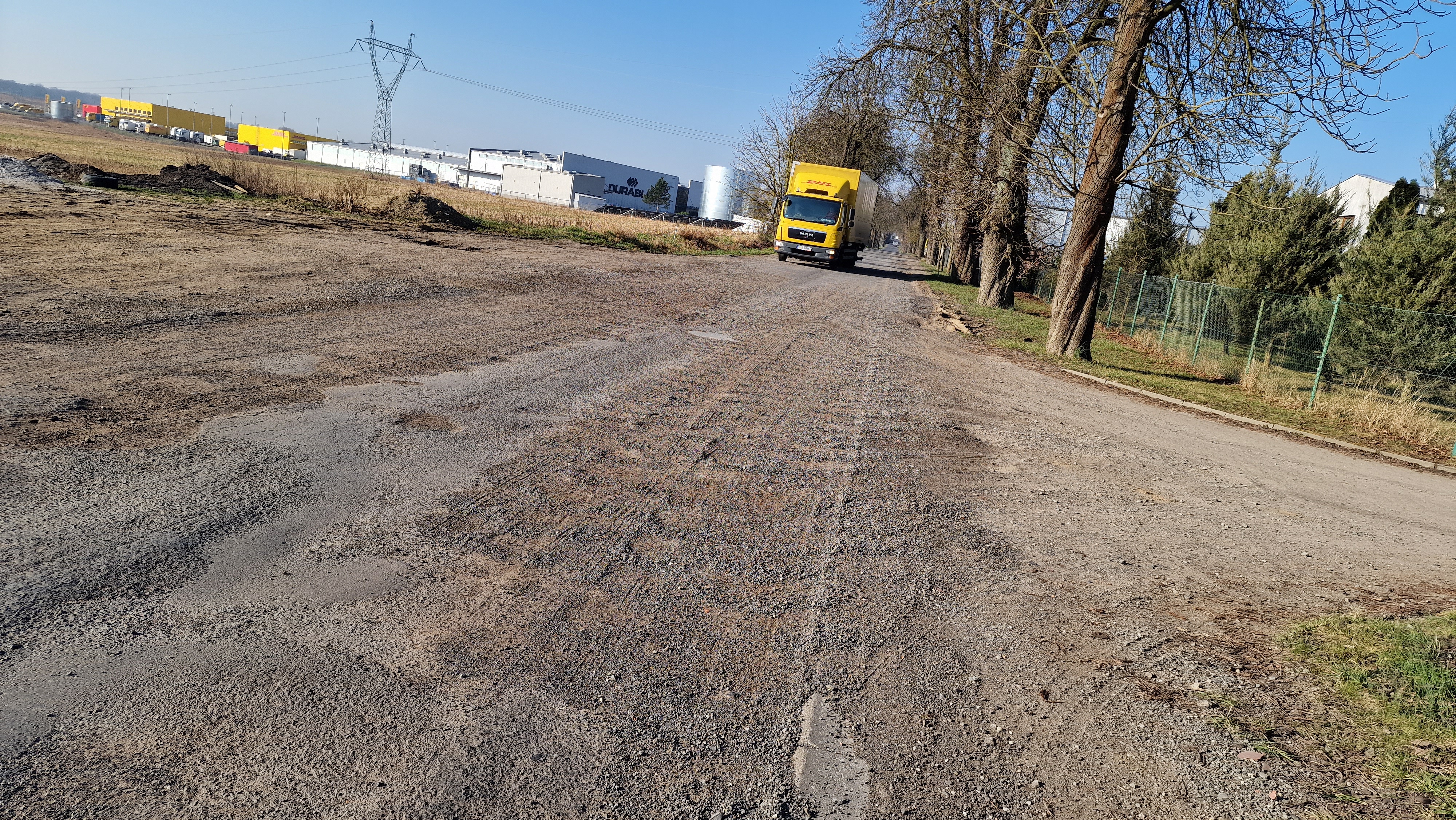 Kierowcy zwalniają do 5 km/h. Kasztanowa w Przecławiu wymaga pilnej naprawy