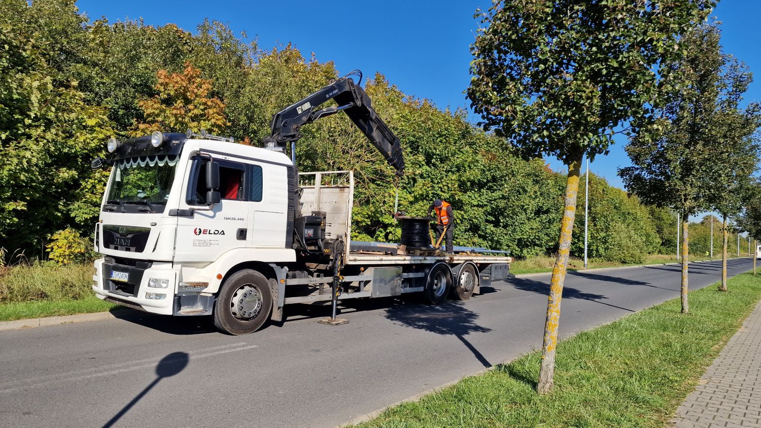 Nowe słupy na Rekreacyjnej już stoją. Na światło trzeba jeszcze chwilę poczekać (WIDEO)