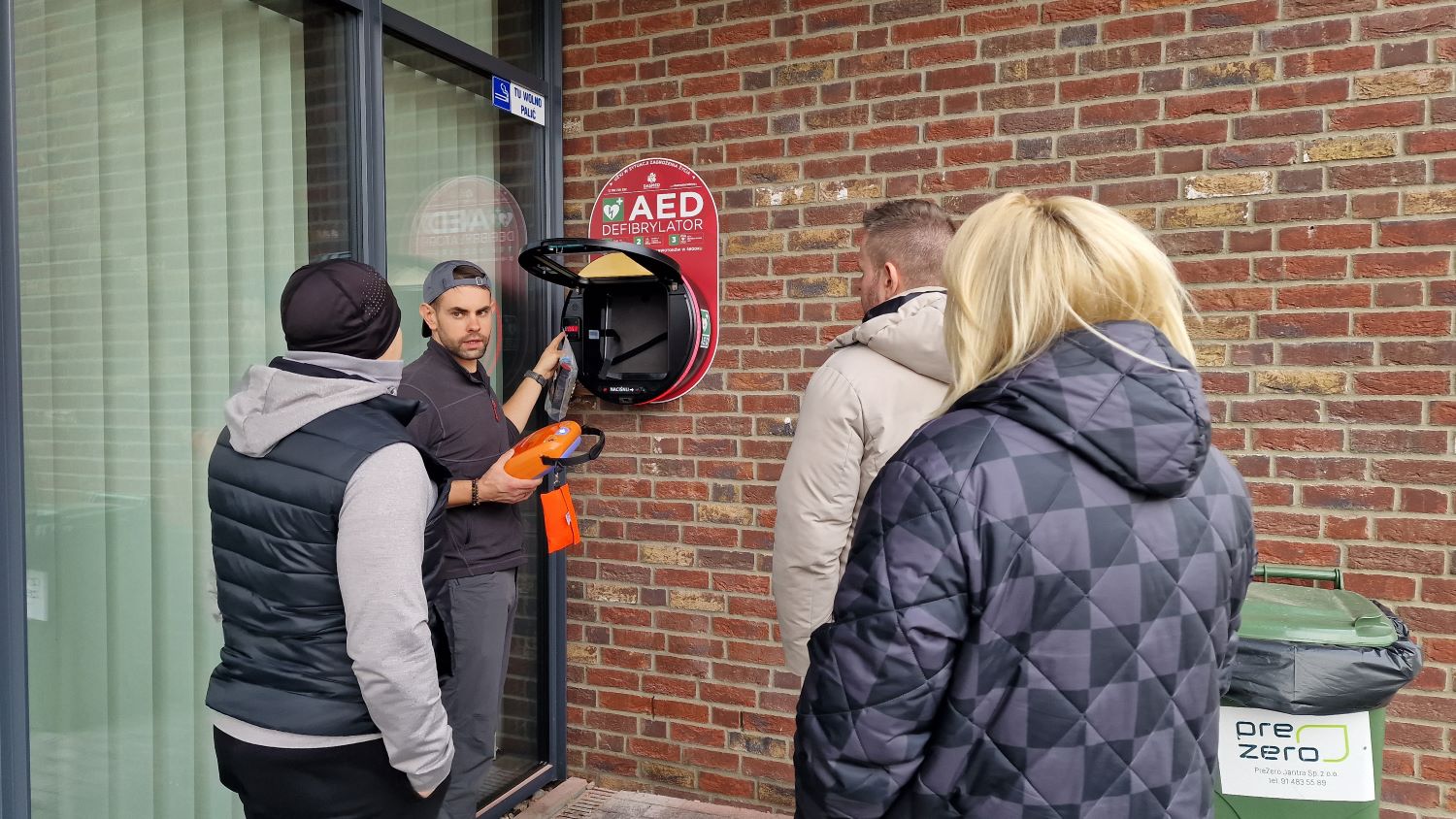 Piąte urządzenie AED w gminie Kołbaskowo. Będą kolejne