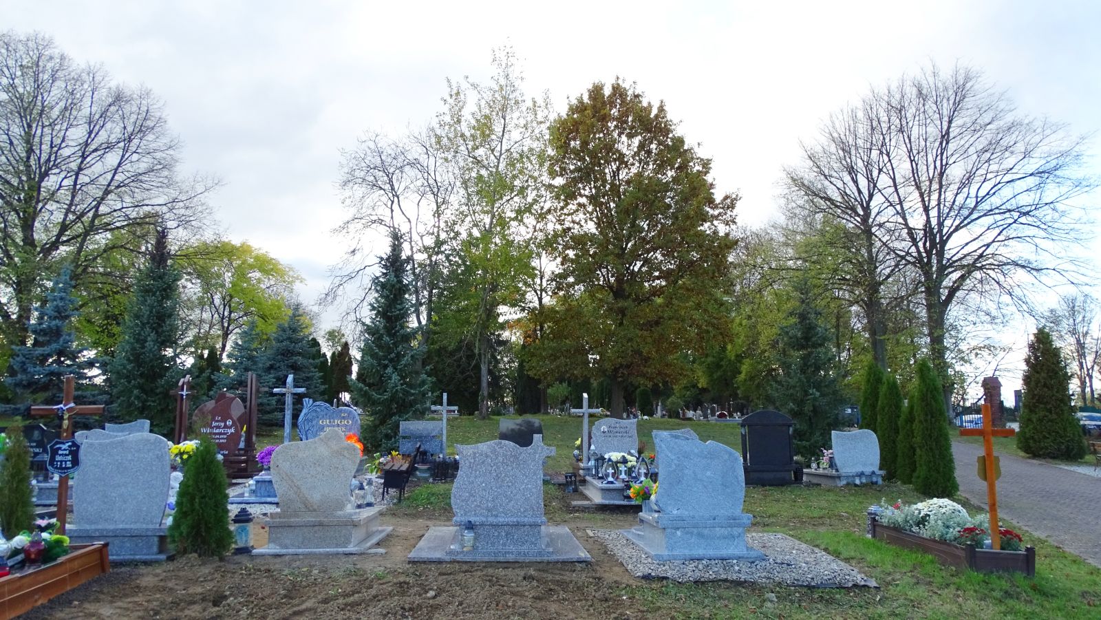 Gdzie spoczywają mieszkańcy gminy? Jakie cmentarze odwiedzimy 1 listopada?