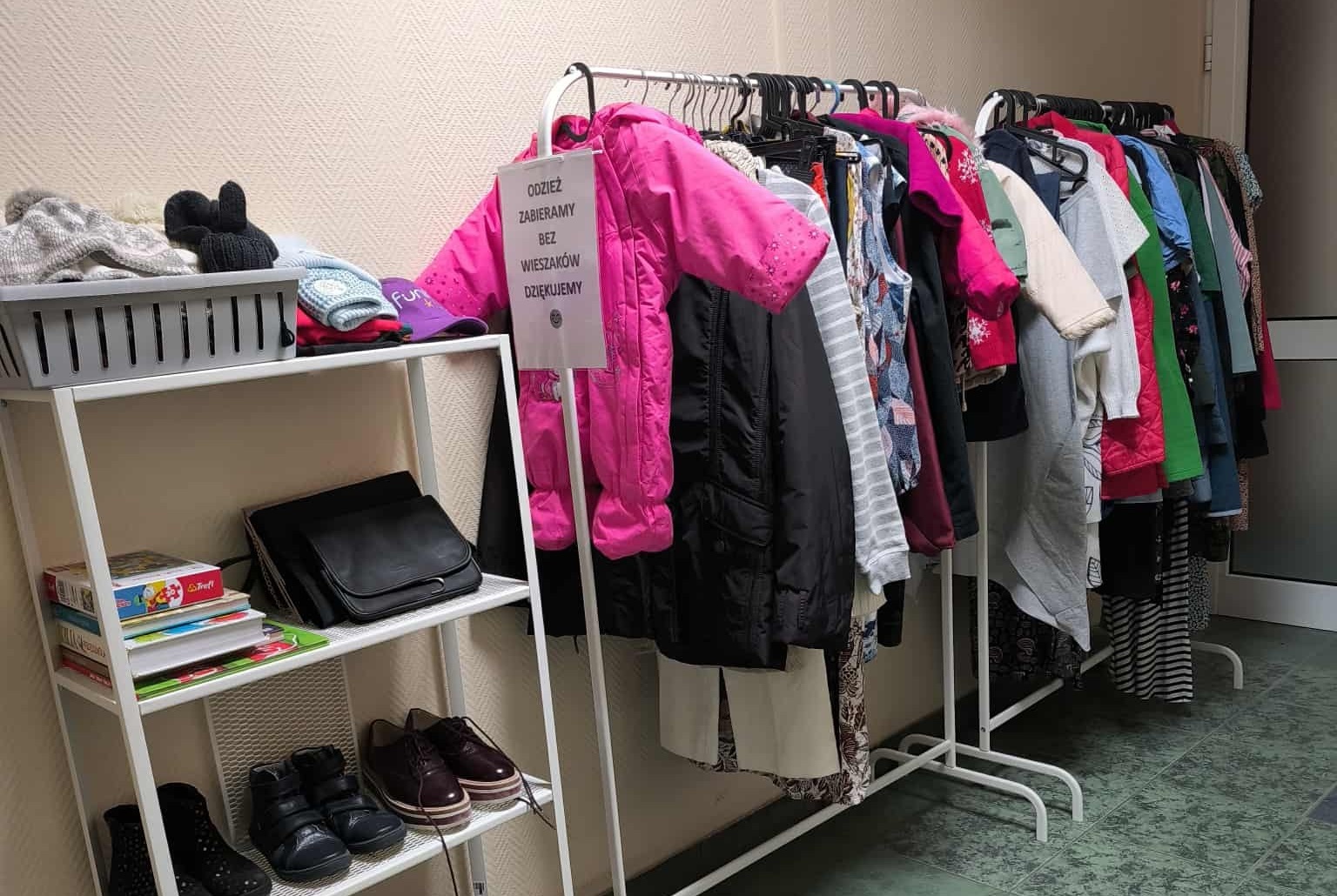 Daj ubraniom drugie życie – pomóż innym! Akcja „Odzieżodzielnia” potrwa jeszcze dwa tygodnie