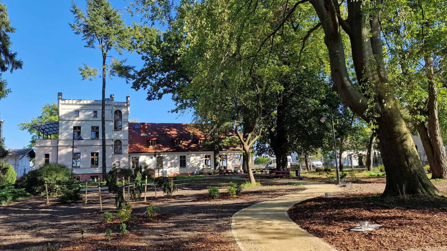 Ostoja zyskała nowy blask. Park dworski wygląda wspaniale (GALERIA ZDJĘĆ)