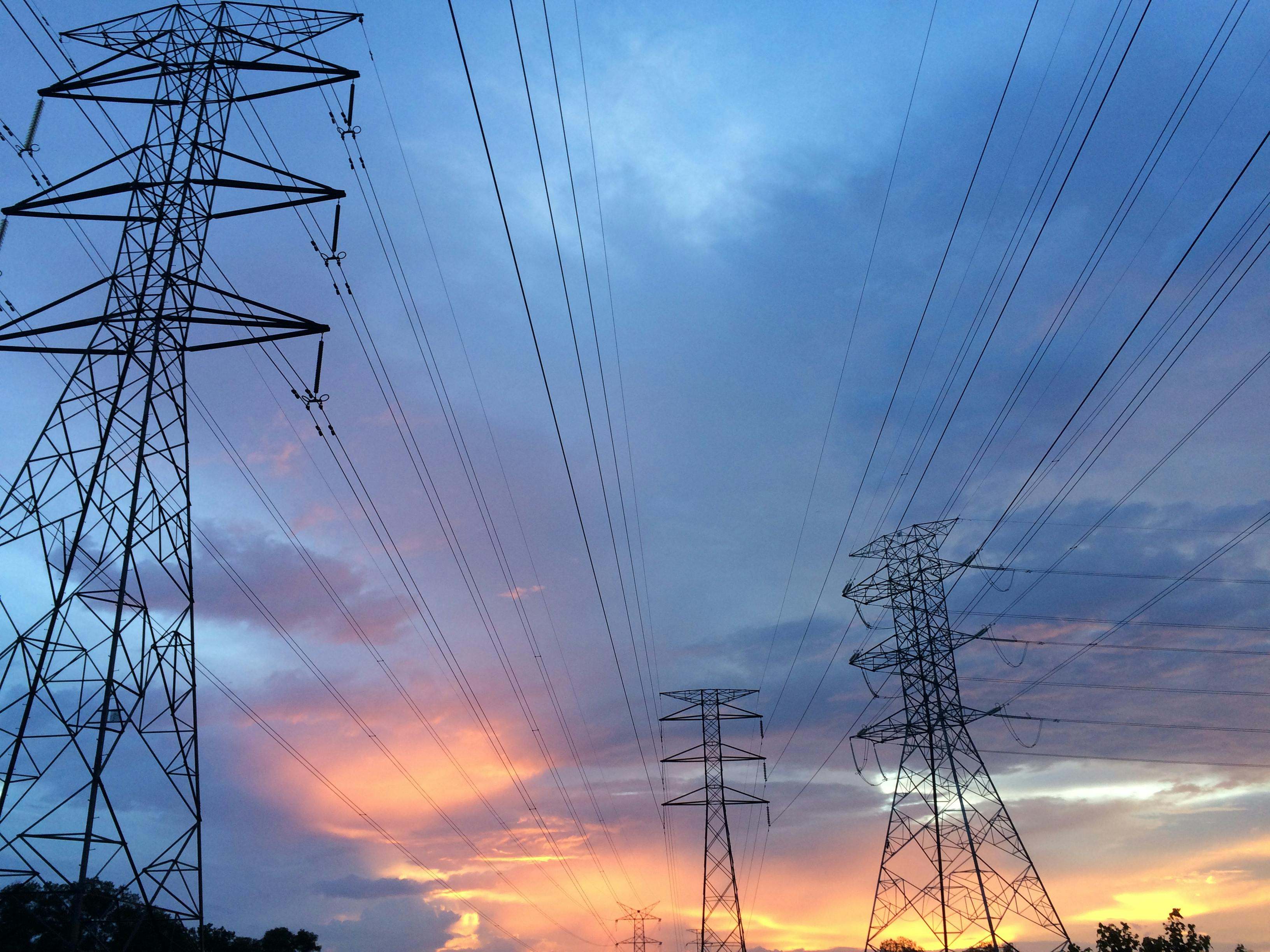 Tańsza energia od października. Taryfy spadną, a zamrożone ceny prądu pozostaną