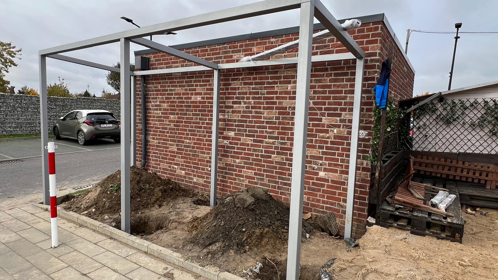 GOKSiR Przecław buduje wiatkę rowerową dla odwiedzających