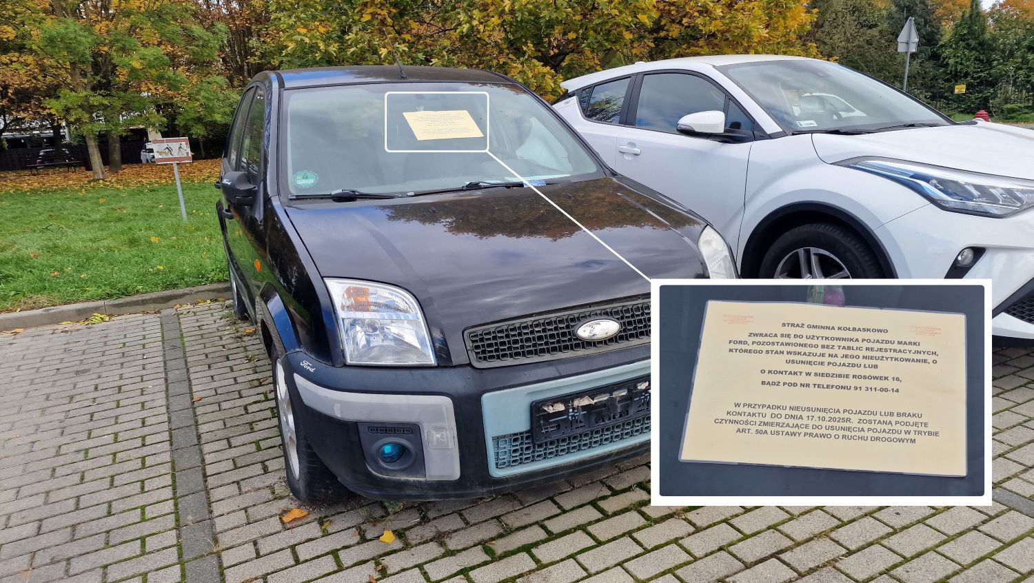 Wrak blokuje parking przy szkole w Przecławiu. Strażnicy zapowiadają odholowanie