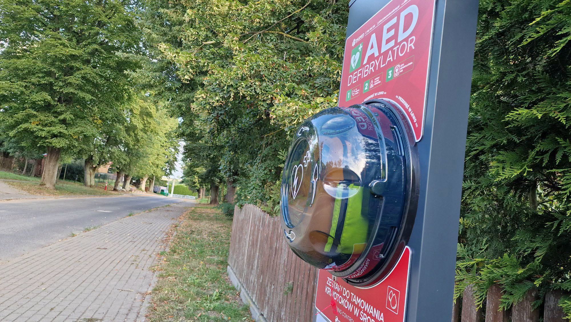 Gdzie w gminie Kołbaskowo znajdują się defibrylatory AED? (LISTA i MAPA)
