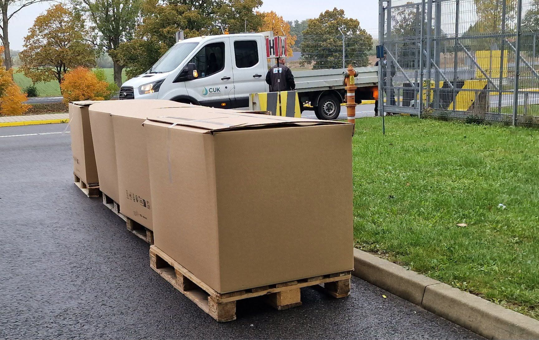 Amazon przekazał tysiąc plecaków dla uczniów z gminy Kołbaskowo