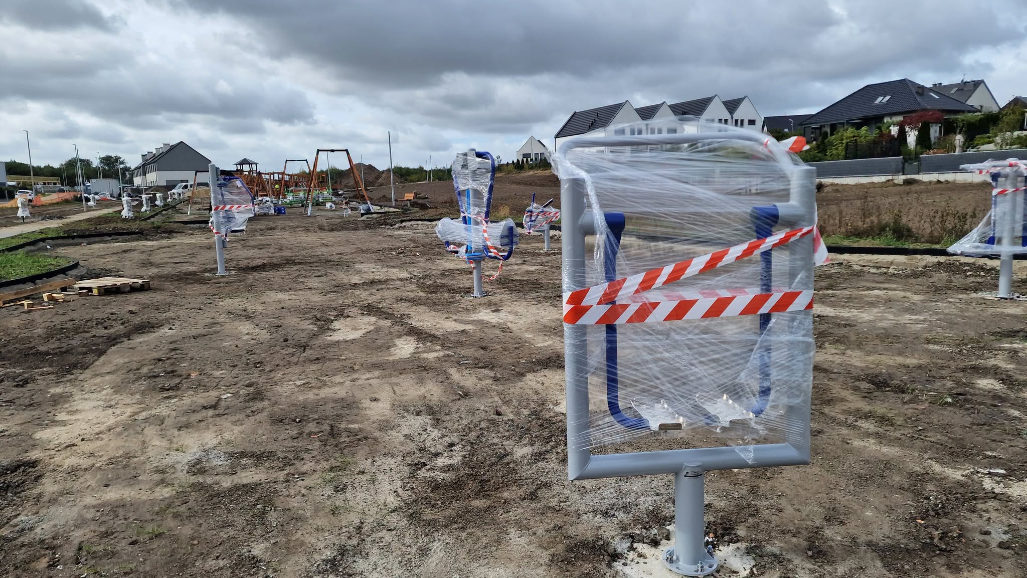 Park w Warzymicach nabiera kształtów. Są już ławki i urządzenia