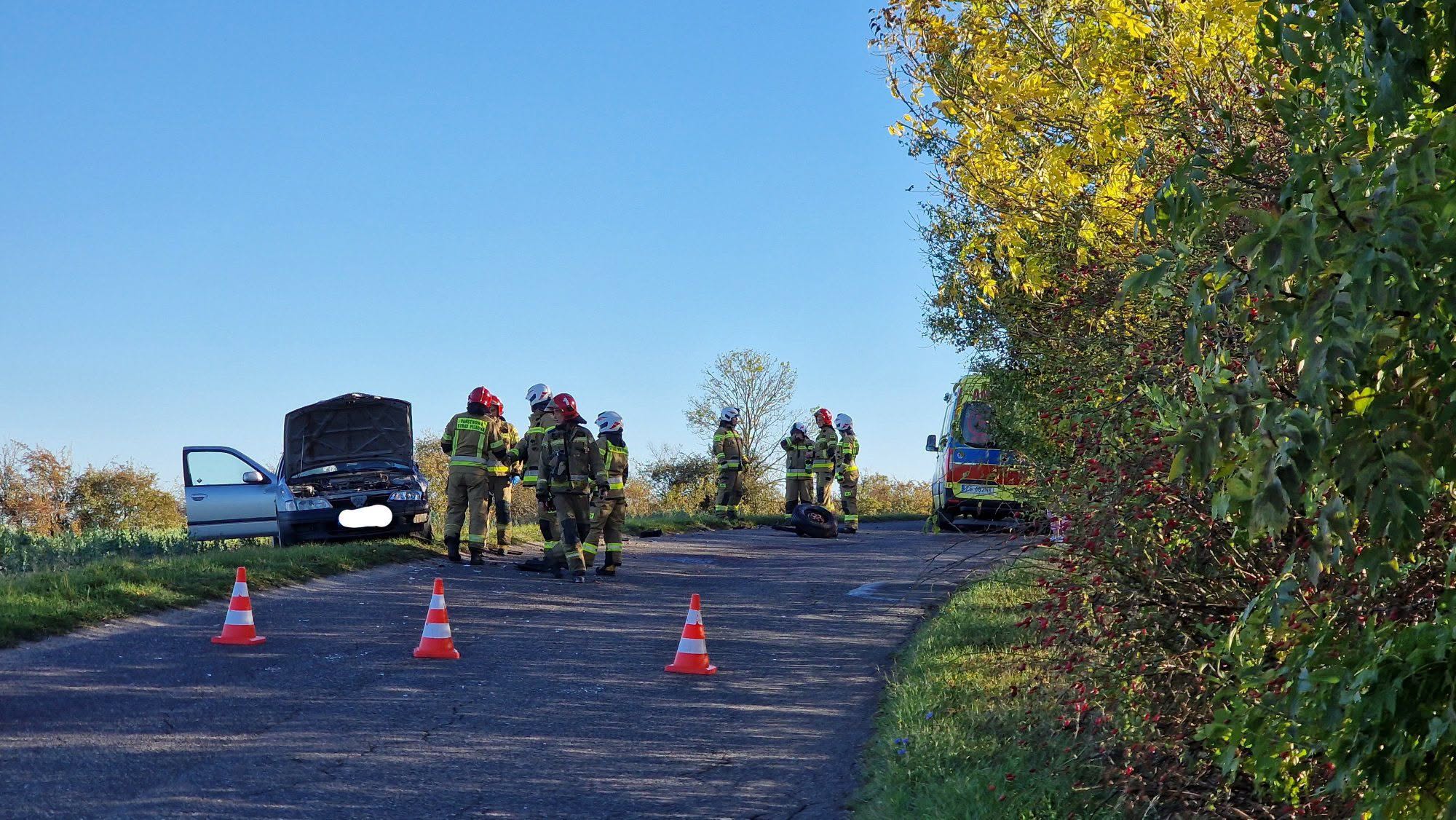 Zderzenie dwóch samochodów między Karwowem a Smolęcinem. Droga zamknięta