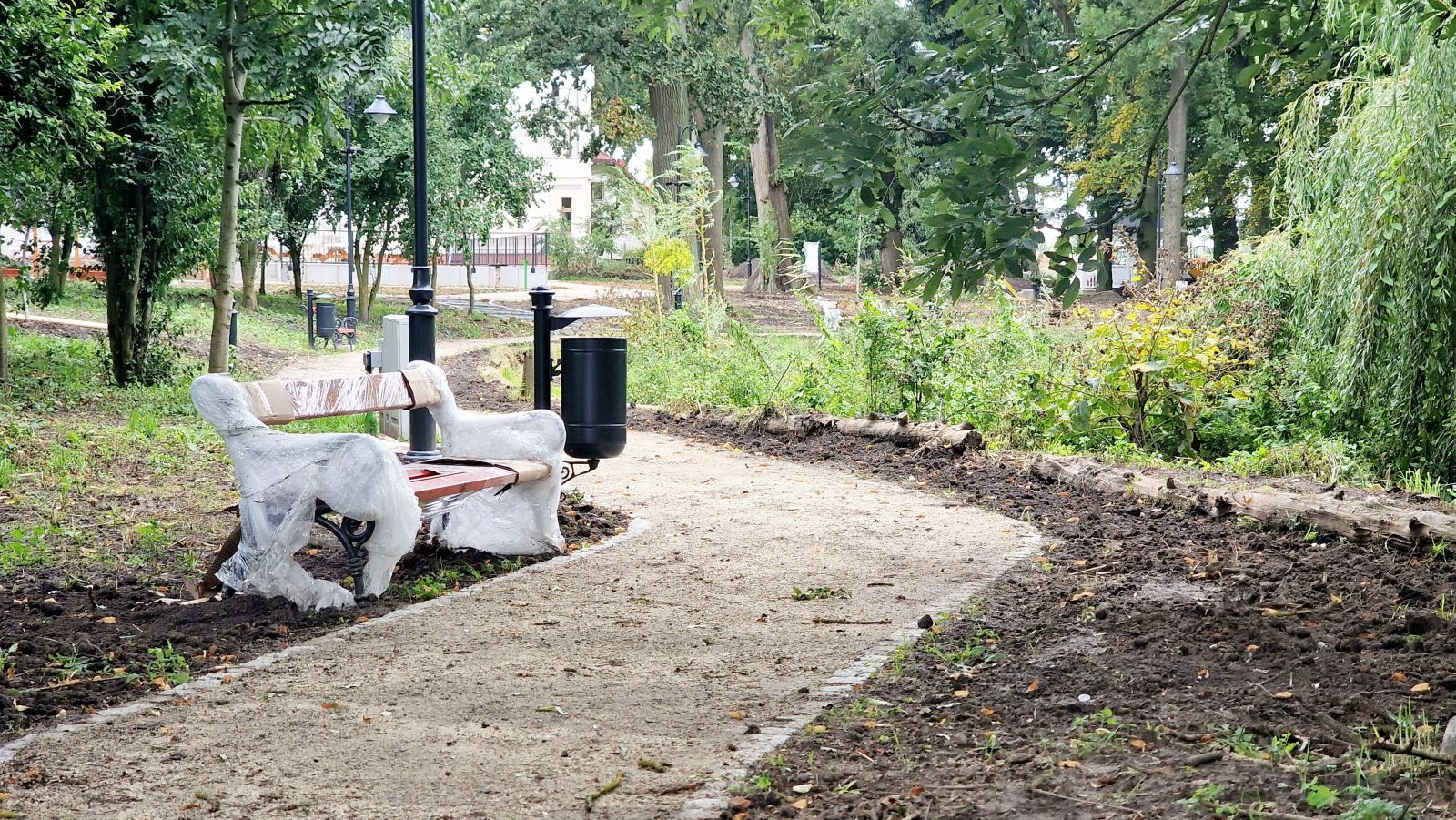 Park dworski w Ostoi odzyskuje dawny blask. Finał modernizacji coraz bliżej (Wideo)