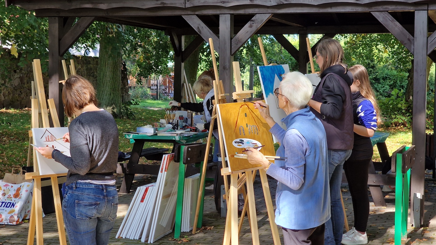 Artyści malowali zabytkowy kościół w Barnisławiu