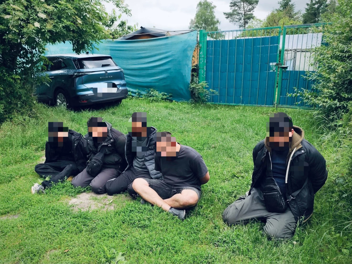 Próbowali przemycić migrantów do Niemiec. Straż Graniczna zatrzymała dwie osoby i ośmiu cudzoziemców
