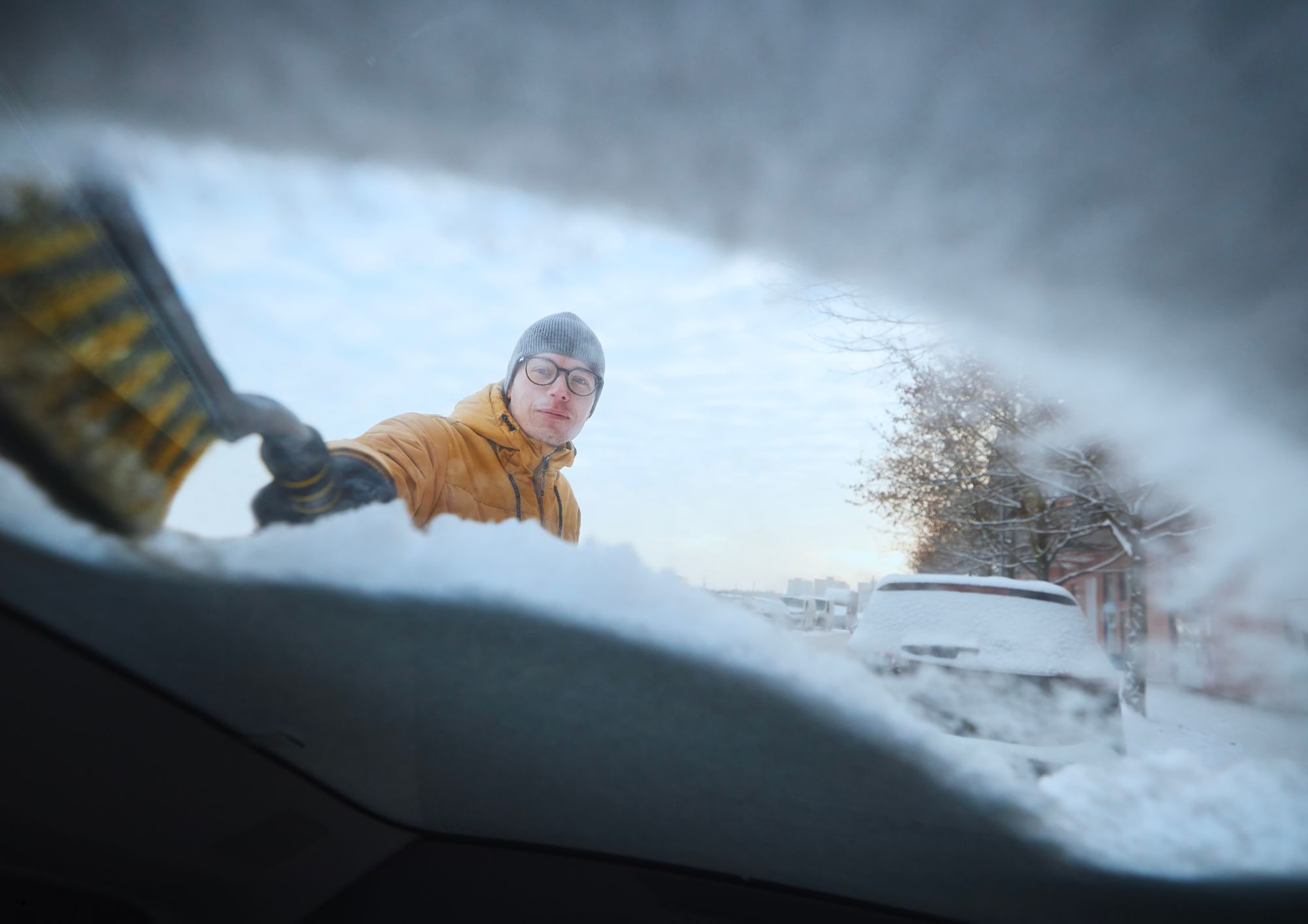 Nieodśnieżony samochód zimą może kosztować Cię nawet 3000 zł