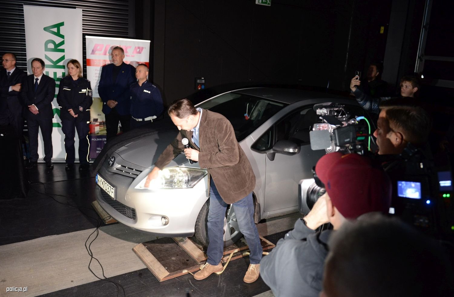 Sprawdź światła samochodu – może uratować życie!