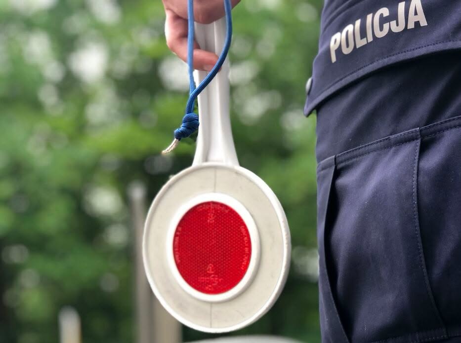 Policjanci zatrzymali go w porę. Był pijany i wiózł... dzieci
