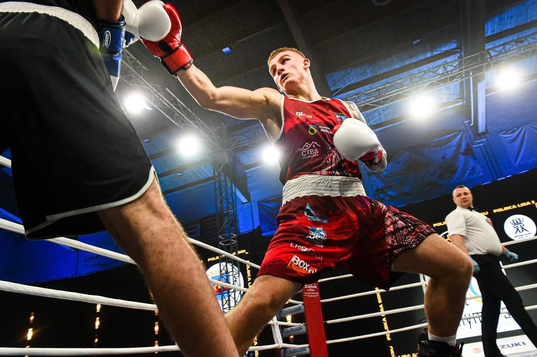 Fabian Urbański już w ćwierćfinale mistrzostw. Rywal oddał walkę bez wychodzenia do ringu