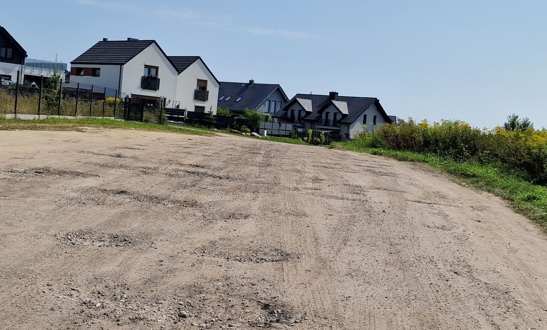 Mieszkańcy nowego osiedla pytają o remont drogi – gmina odpowiada