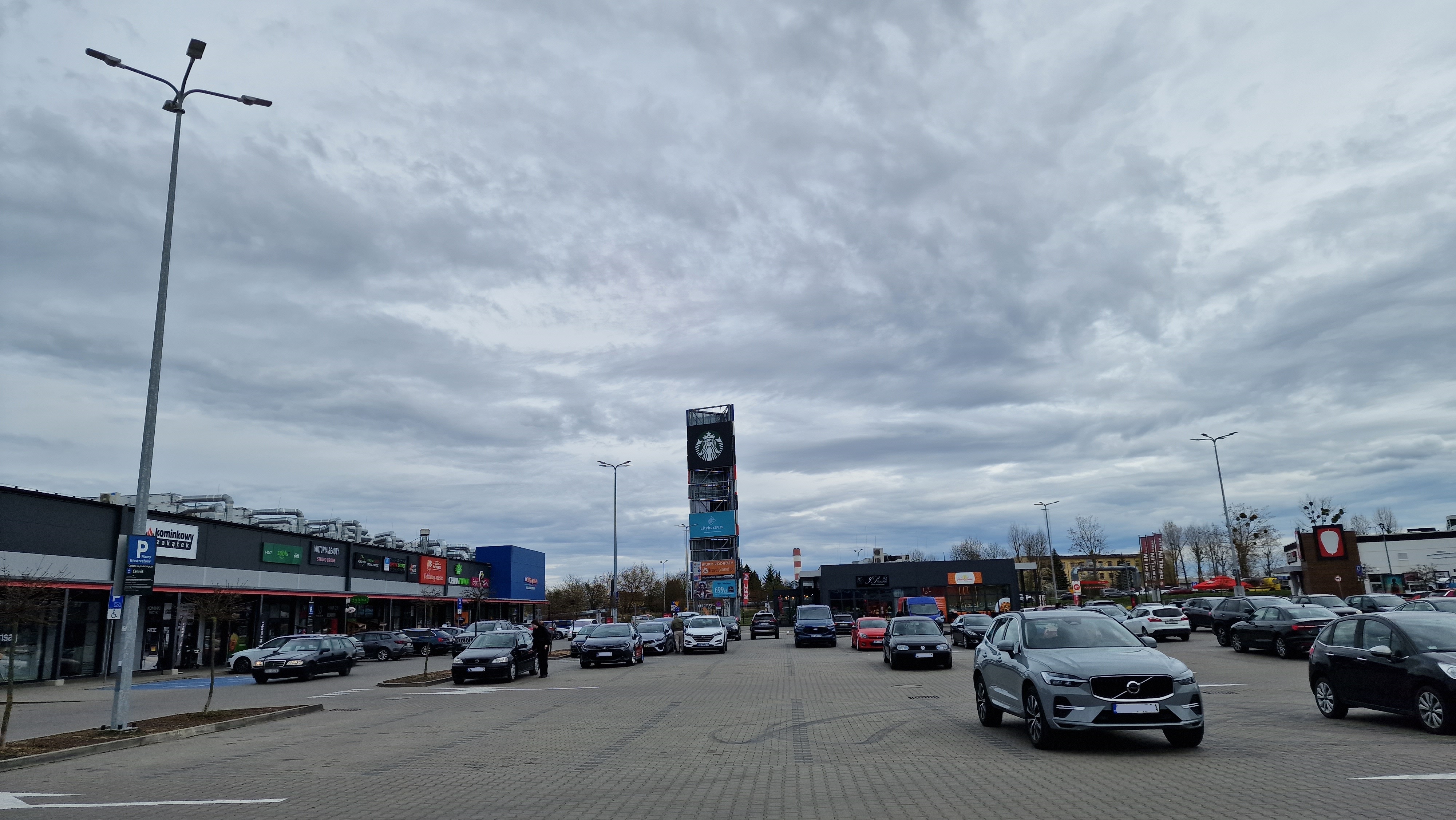 Gdyby był szlaban… Zmieniło się parkowanie przy rondzie Hakena